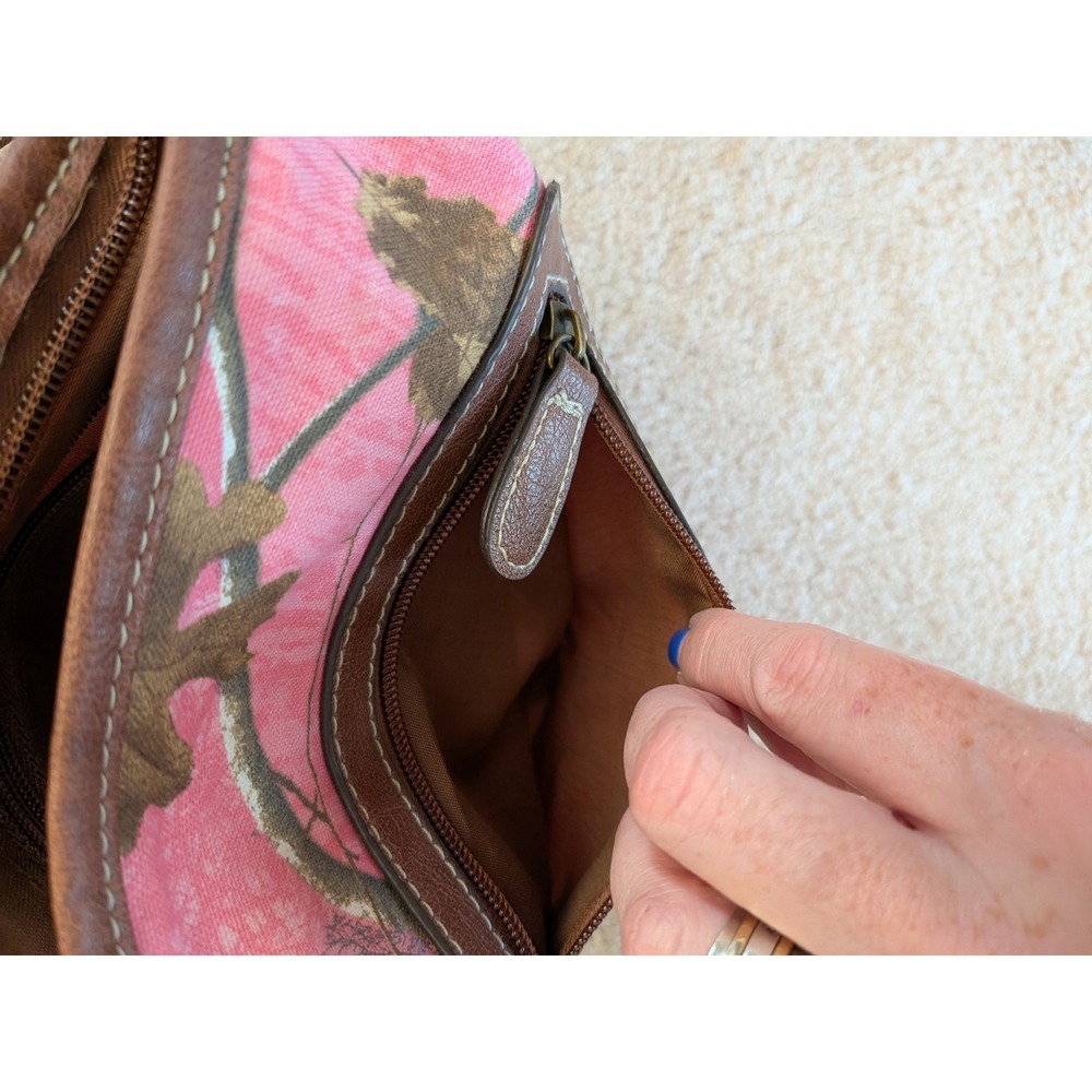 Realtree Xtra Colors Pink Camo Crossbody Bag Studded Trim NWT - Picture 6 of 11